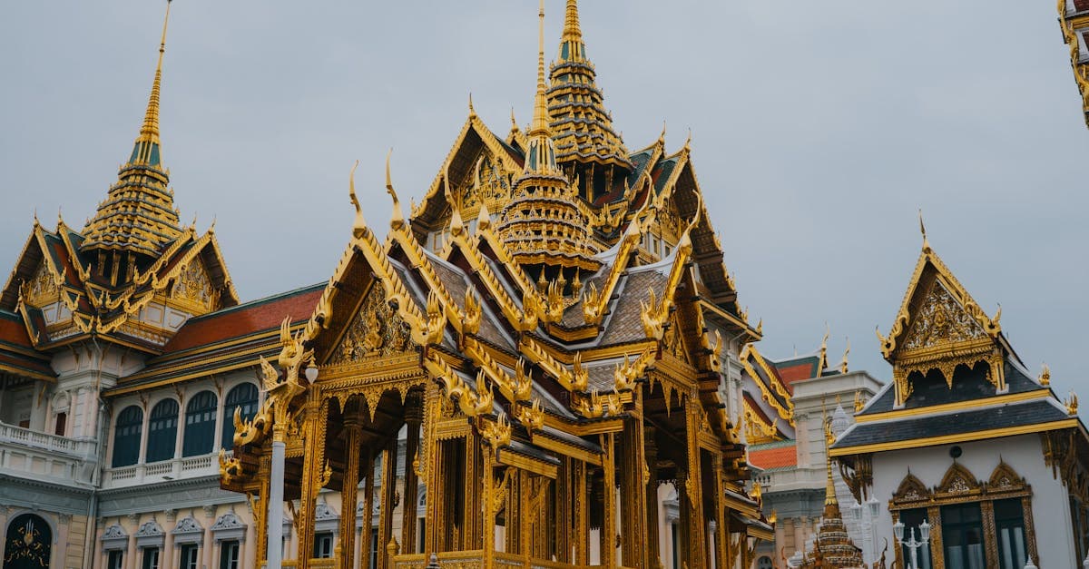 Goldene Pracht des Grand Palace in Bangkok – regionale Unterschiede beim Thailand Wetter machen einheitliche Reisezeit unmöglich