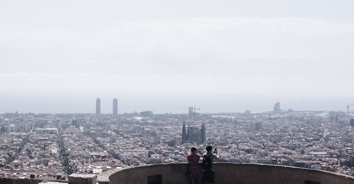 Adembenemend luchtpanorama van de bezienswaardigheden Barcelona met iconische gebouwen en een heldere hemel.