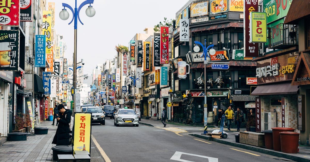여행용 eSIM과 포켓 와이파이 선택을 고민하는 여행자를 위한 활기찬 도시 거리