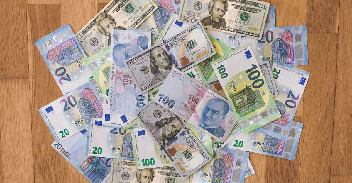 米ドル、ユーロ、トルコリラの紙幣が配置された国際ローミング料金プランの比較画像