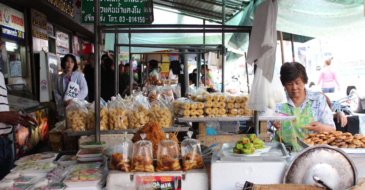 Mercado callejero de thai beach street food en Bangkok con puestos tradicionales y afluencia de viajeros