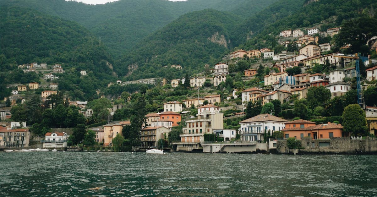 Suggestivi borghi sulle colline del Lago di Como: consigli pratici su cosa mettere in valigia per viaggiare in Italia