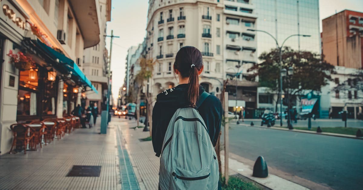 부에노스아이레스 활기찬 거리를 배낭 메고 걷는 여성, 여자 혼자 여행하기 안전한 나라 탐방