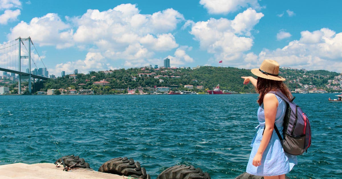 İstanbul Boğaz Köprüsü önünde sırtçantalı gezgin, yurt dışında seyahat sigortasını nasıl kullanacağını araştırıyor.