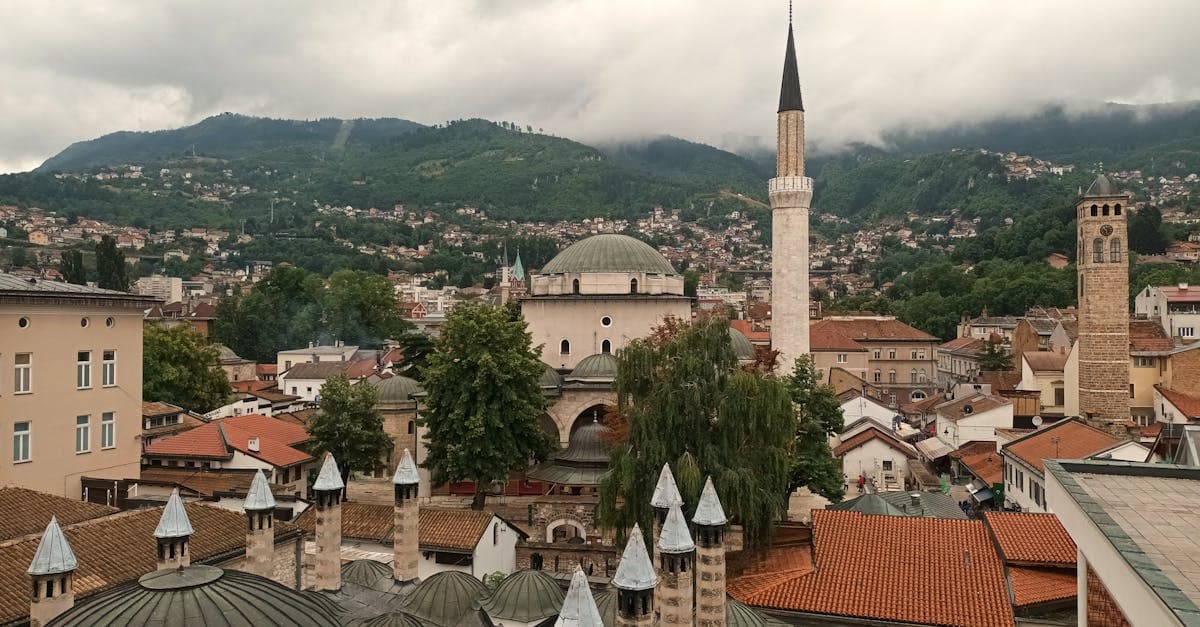 Vista aerea di Sarajevo con tetti storici e minareti, tra le mete economiche europa nei Balcani