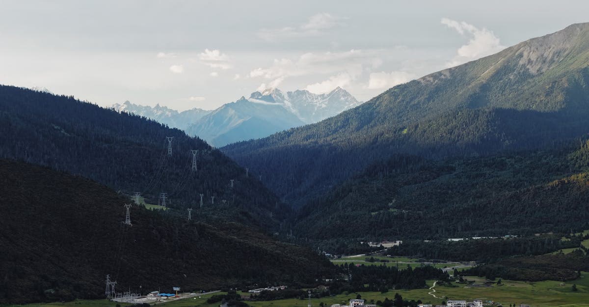 緑豊かなチベットの渓谷と遠くに連なる雪山の夏景色、一人旅 海外のランキング上位に輝く絶景