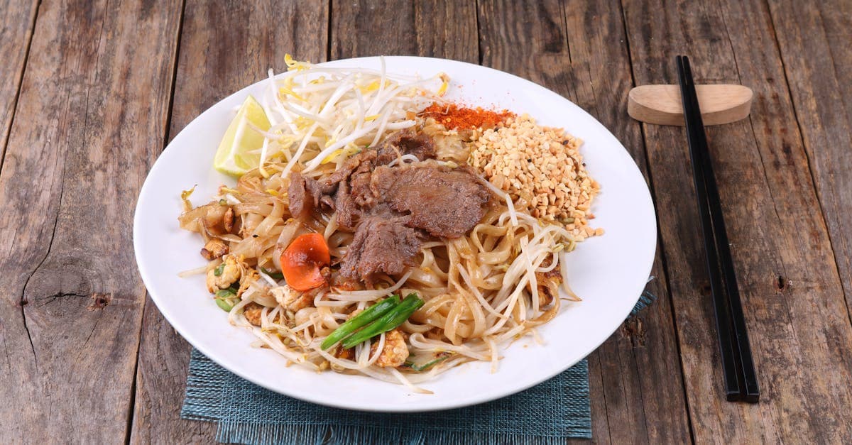 Türkiye'de bulunan malzemeleri ile hazırlanmış otantik Asya yemekleri Pad Thai dana etli sunumu