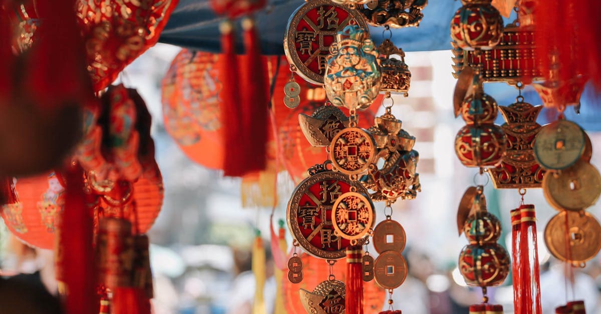 Linternas chinas y talismanes en un mercado de Bangkok, escenario típico de estafas que afrontan turistas en Tailandia