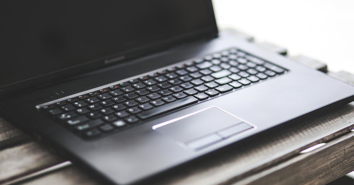 Ordinateur portable sur une table en bois illustrant le fonctionnement d'un routeur wifi portable sans abonnement