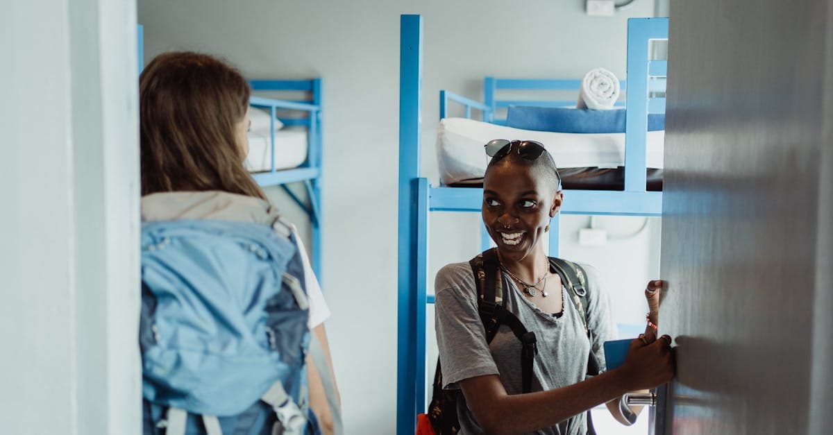 Ranzalı hostel odasına heyecanla giren iki kadın sırt çantacı, en uygun konaklama seçeneğini buluyor.