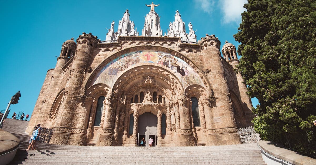 Vooraanzicht van de Tempel van het Heilig Hart op de Tibidabo-heuvel in Barcelona.