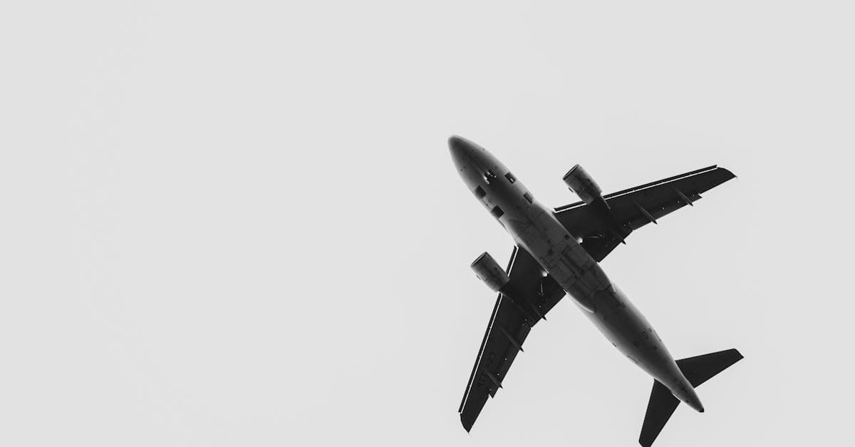 Avion vu du sol en noir et blanc, rappel de penser à la connectivité mobile avant de partir