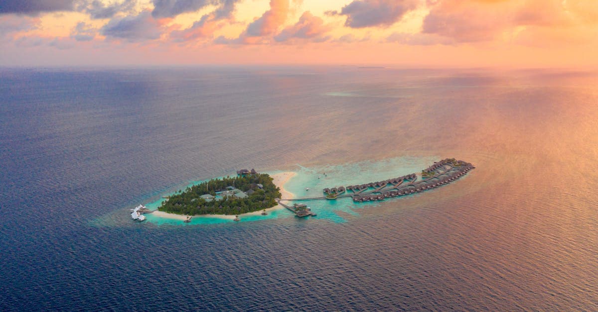 Resort tropicale visto dall'alto al tramonto: gennaio e febbraio sono i mesi migliori quando andare alle Maldive