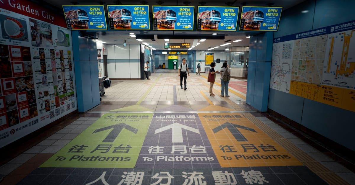 方向標識が並ぶ駅構内、えびそば一幻や札幌ラーメン横丁・共和国への観光ルートを示すアクセス案内