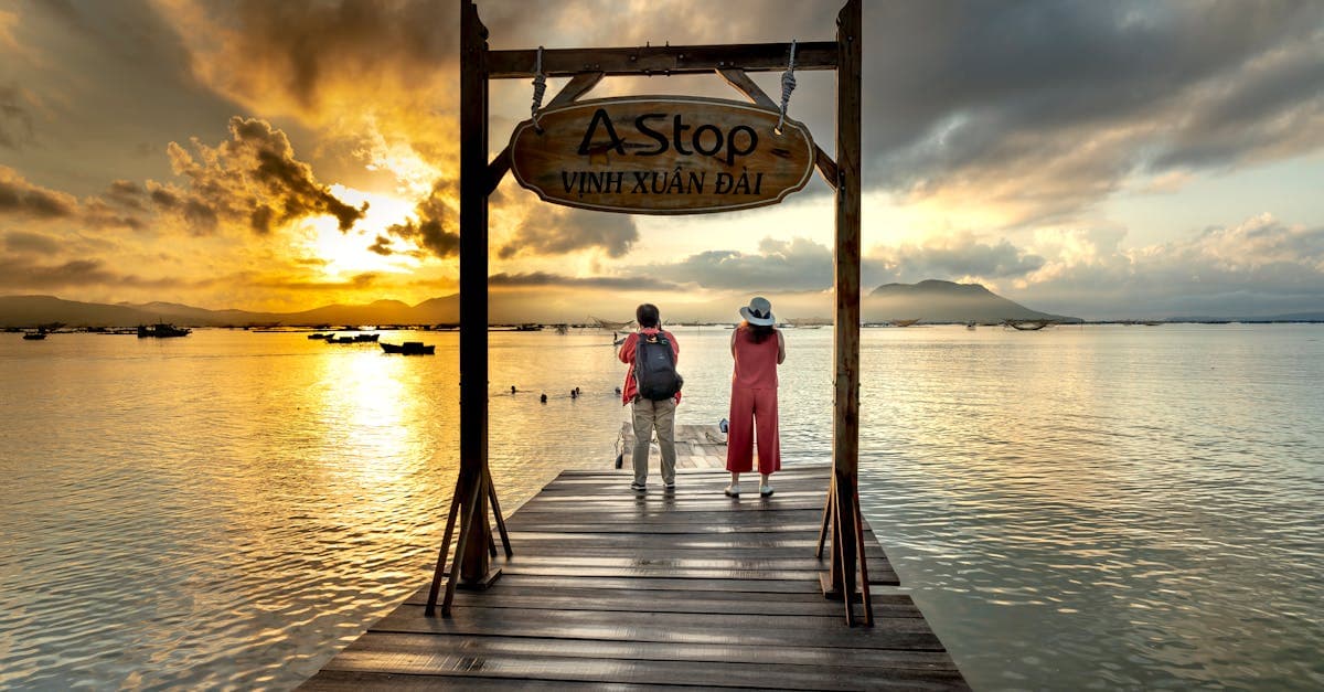 Cặp đôi ngắm hoàng hôn tại Vĩnh Xuân Đài, BHYT không bảo vệ bạn khi ra nước ngoài