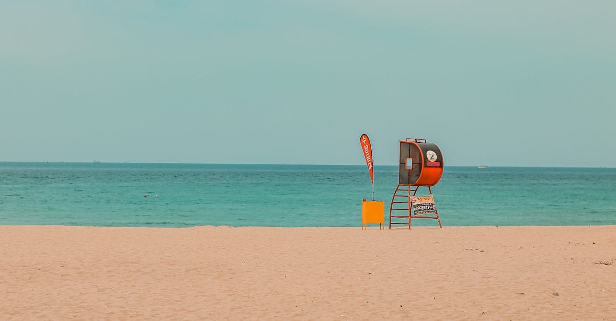 동해 해수욕장의 고요한 풍경과 라이프가드 타워, 해외여행 보험 보장 항목 선택 시 참고할 해변 안전 장면