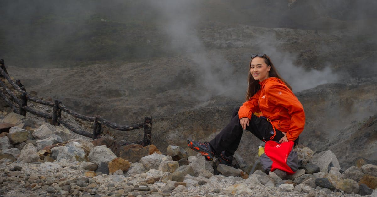 Wanita berjaket oranye menikmati lanskap gunung berapi di Jawa Barat saat merencanakan perjalanan ke Jepang