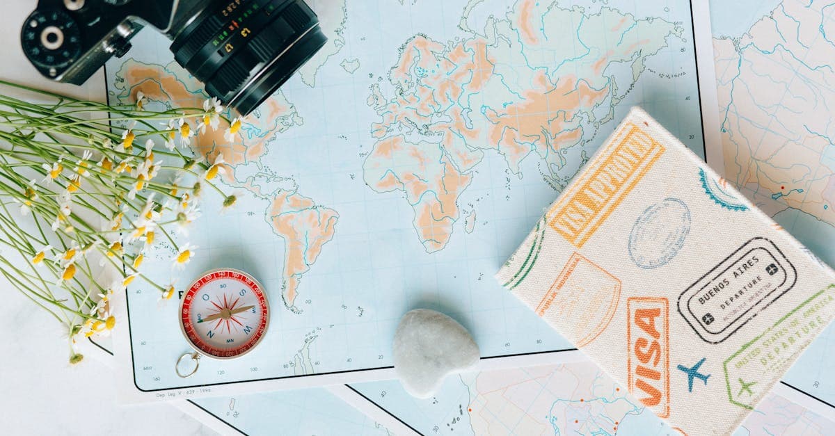 Kit d'essentiels pour voyager seul : cartes, appareil photo, boussole et journal de voyage bien organisés