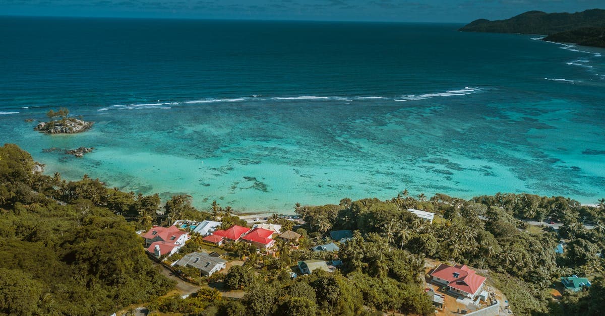 منظر جوي رائع لساحل جزيرة استوائية في سيشيل يساعدك على اختيار أفضل شهر لزيارة سيشيل حسب هدفك
