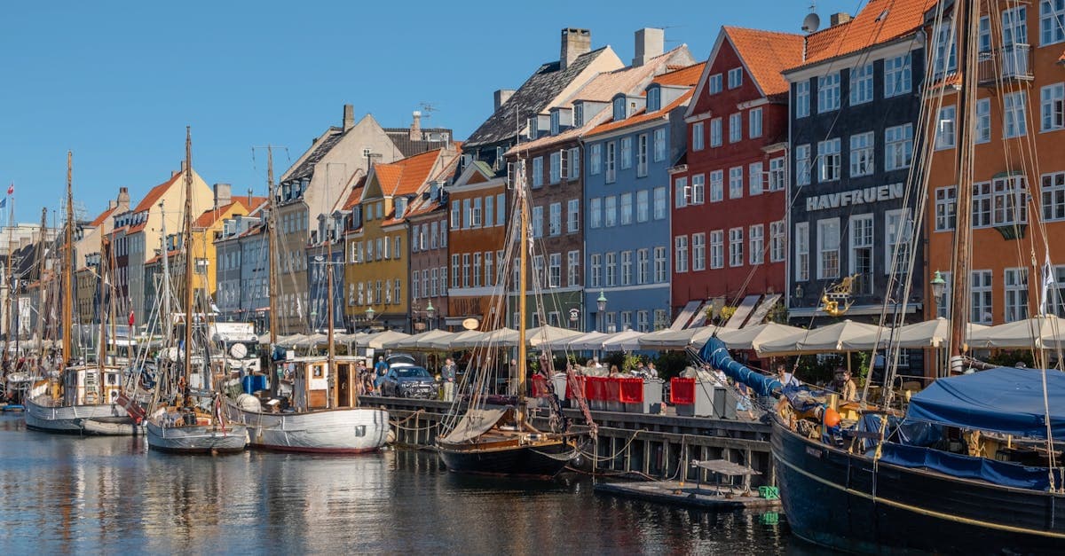 Forankrede både og farverige bygninger ved Nyhavn i København – hold forbindelsen med et rejse-eSIM