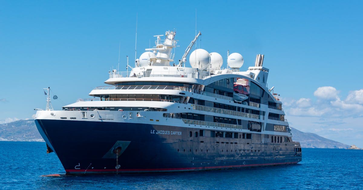 Paquebot de croisière naviguant sur eaux bleus, souscrire une assurance annulation voyage en ligne avant le départ