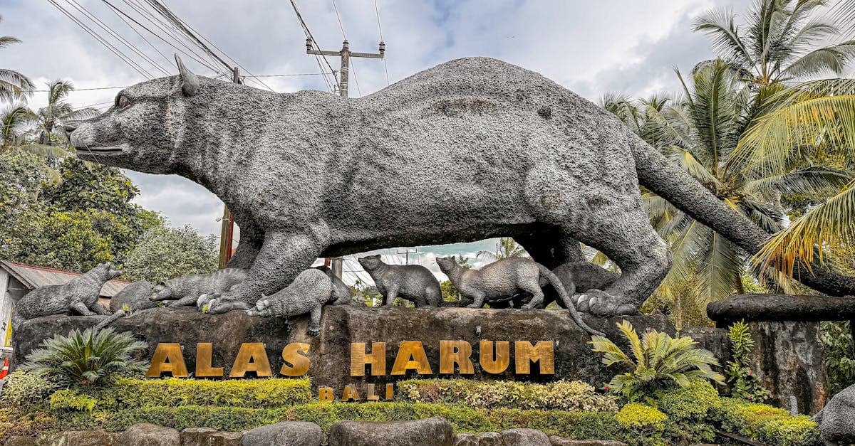 Escultura monumental de piedra en Alas Harum rodeada de vegetación verde, trámite de visado para viajar a Bali
