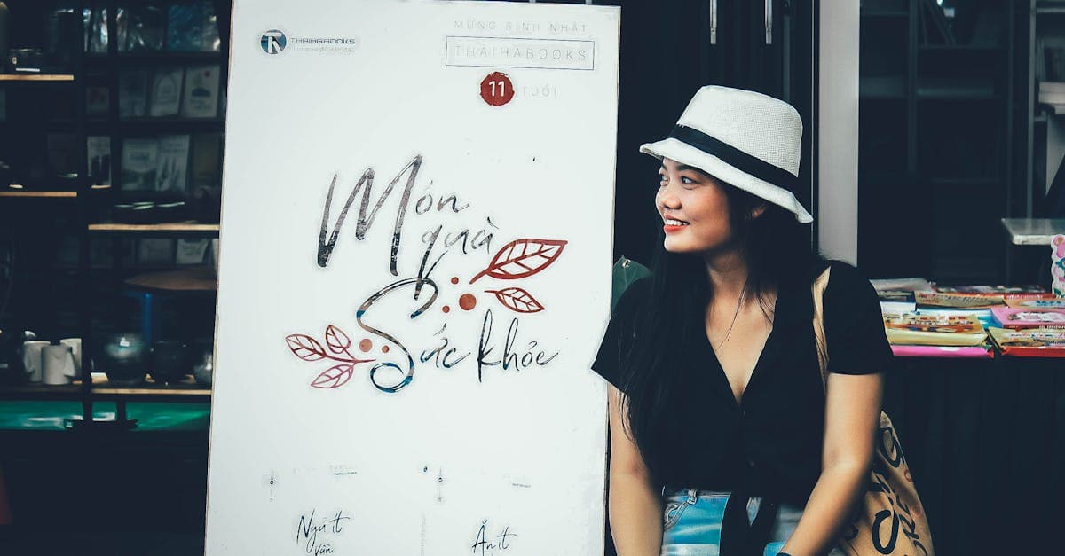 Cô gái trẻ đội mũ ngồi trong quán cà phê, chuẩn bị ra quầy giao dịch VNPT đăng ký SIM trả trước.