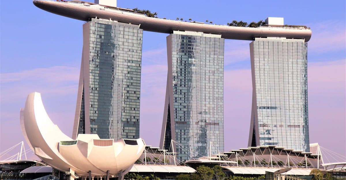 Marina Bay Sands and ArtScience Museum skyline showcasing Singapore's 5G network coverage for tourist SIM card users