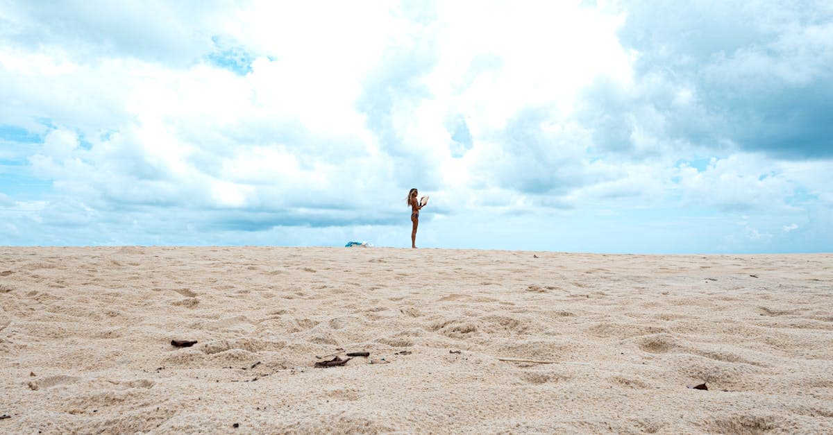 Samotna sylwetka na rozległej plaży: kiedy lecieć do tajlandii, żeby skorzystać z najtańszych cen.