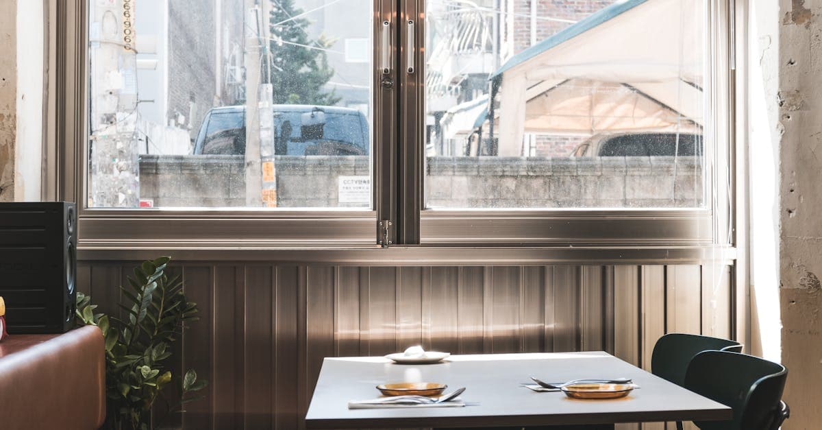 도쿄 맛집 지역별 동선 안내, 도심 전경이 내려다보이는 세련된 레스토랑 인테리어