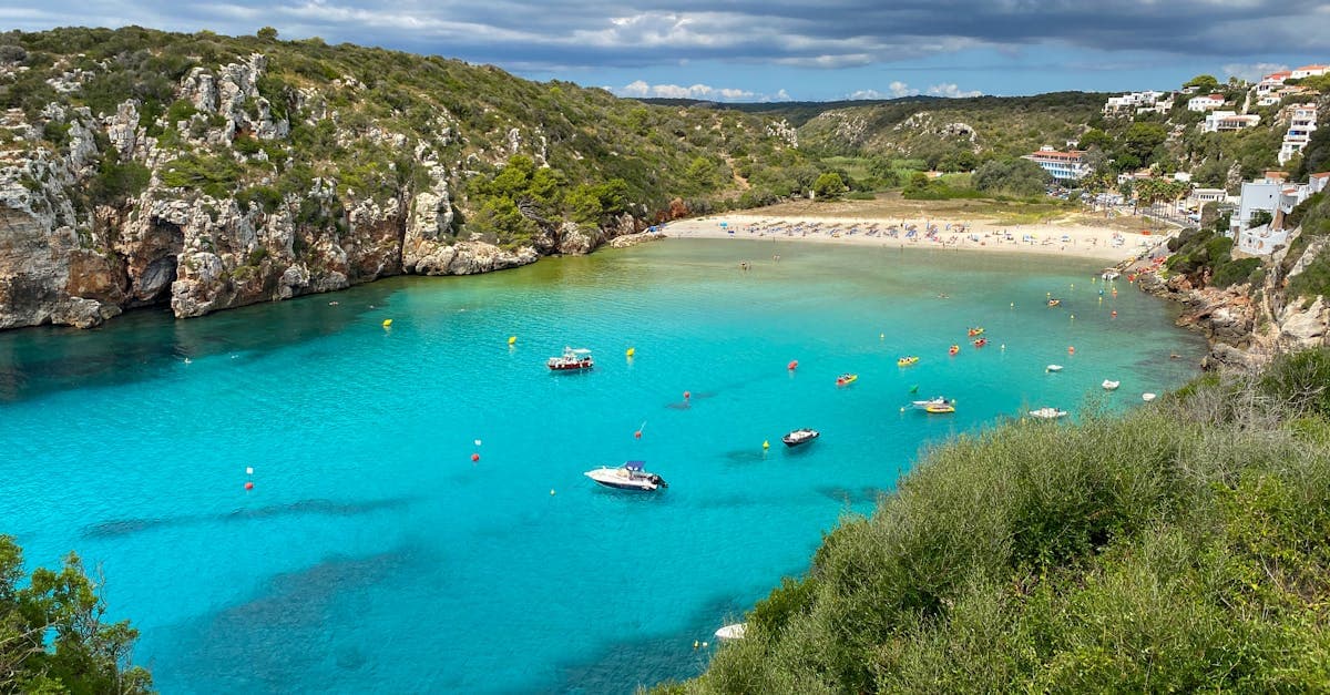Vista aérea de la Cala en Porter en Menorca, uno de los mejores destinos para viajar barato europa
