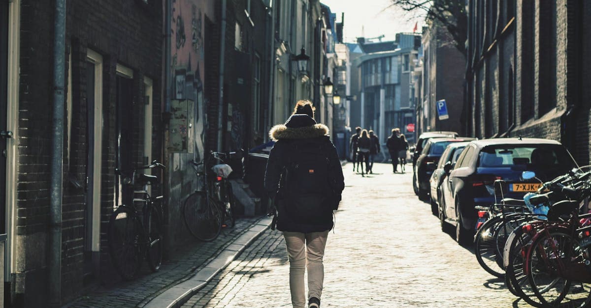 Gezellige straatstenen stoep met fietsen, ideale bestemming voor een solo stedentrip.