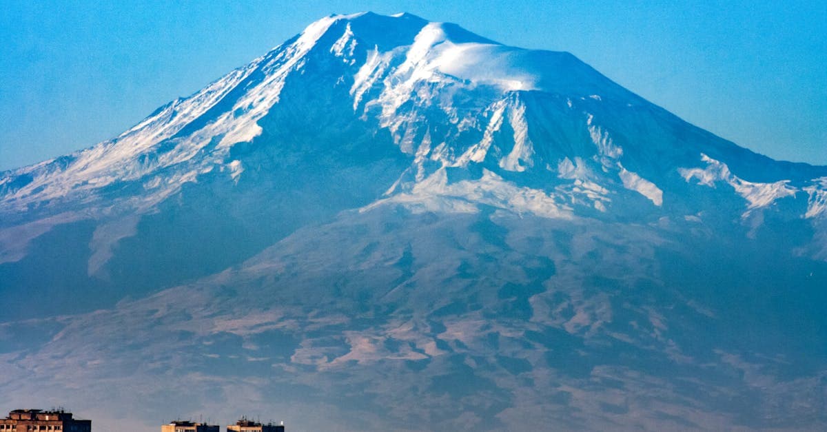 جبل أرارات المكسو بالثلج يطل على يريفان، قلب البرنامج السياحي لباقة أرمينيا سبعة أيام