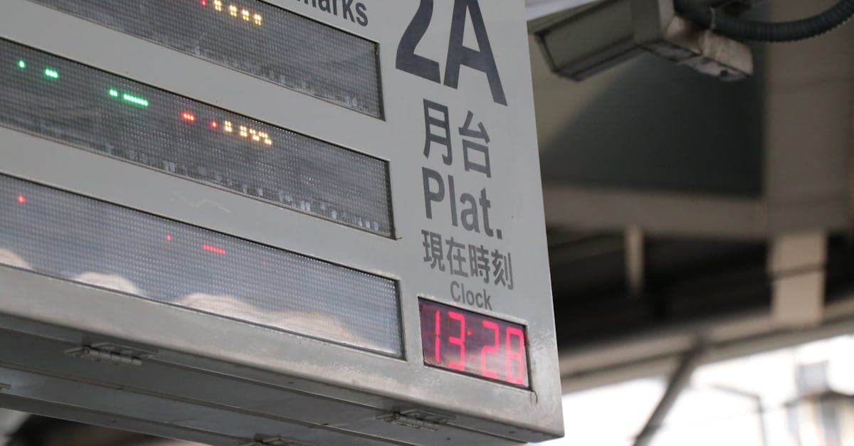 Layar informasi elektronik di peron kereta Jepang, panduan penting memantau cuaca jepang secara real-time saat traveling