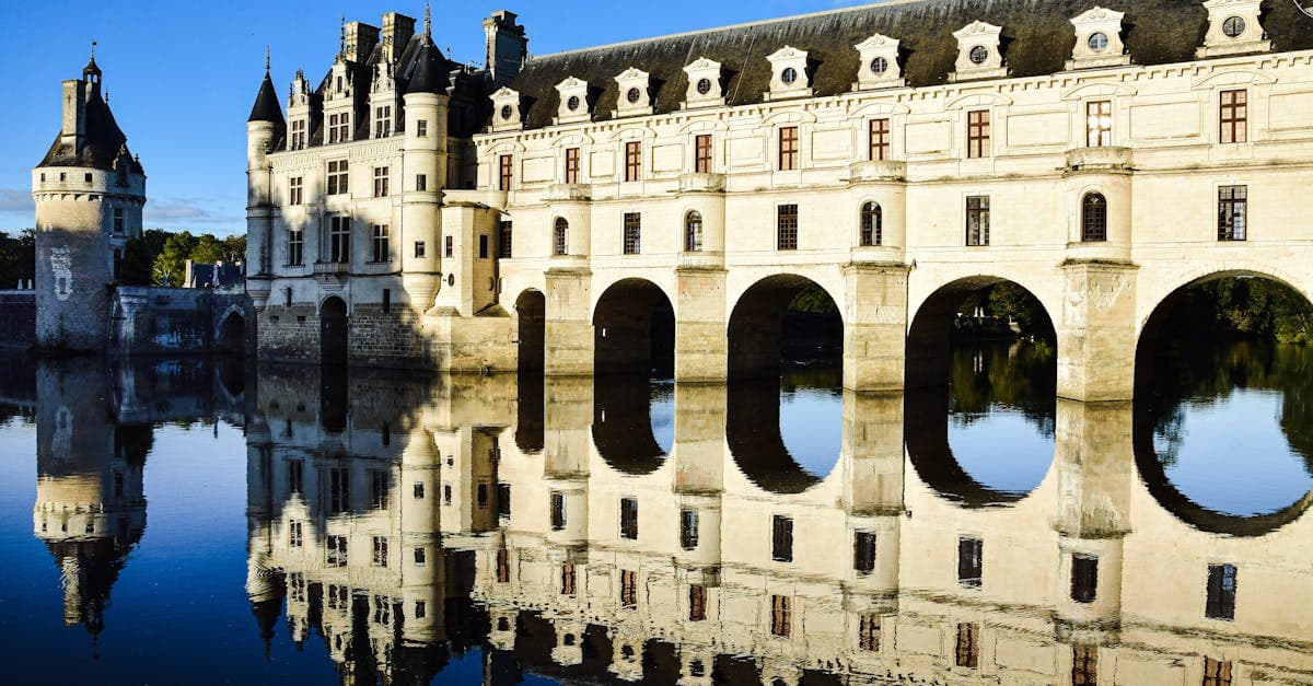 Reflet majestueux du Château de Chenonceau sur le Cher, escapade week-end pas cher en Europe
