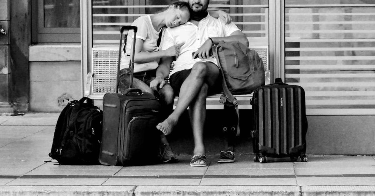 Paar wartet mit Reisegepäck auf einem Bahnsteig und zeigt wichtige Packvorbereitung für Reisen.