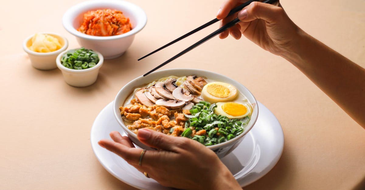 Tigela quente de ramen com cogumelos, ovos e vegetais preparados conforme tradição da culinária japonesa