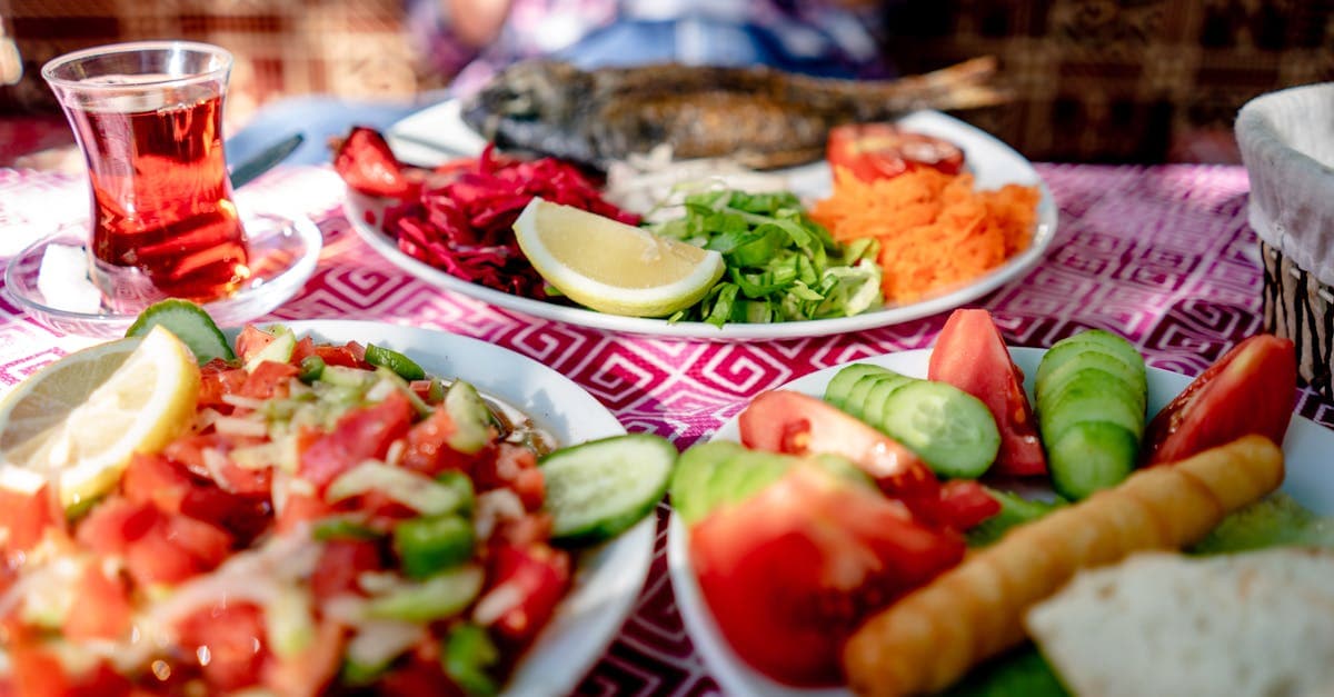 Asya yemekleri ile karşılaştırmak için sunulan Akdeniz balık, salata ve çay kombinasyonu restorada