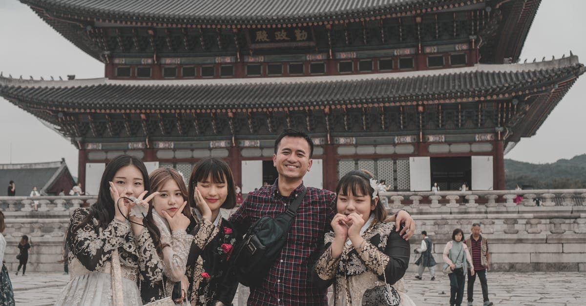 도쿄·교토·오사카를 포함한 7박8일 일본 여행 일정, 전통 의상을 입고 궁궐을 방문하는 여행객들