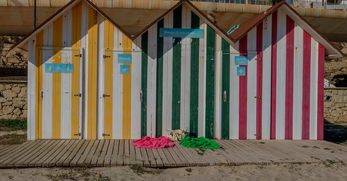 Coloridos puestos de thai beach street food en un mercado playero con platos imprescindibles tailandeses