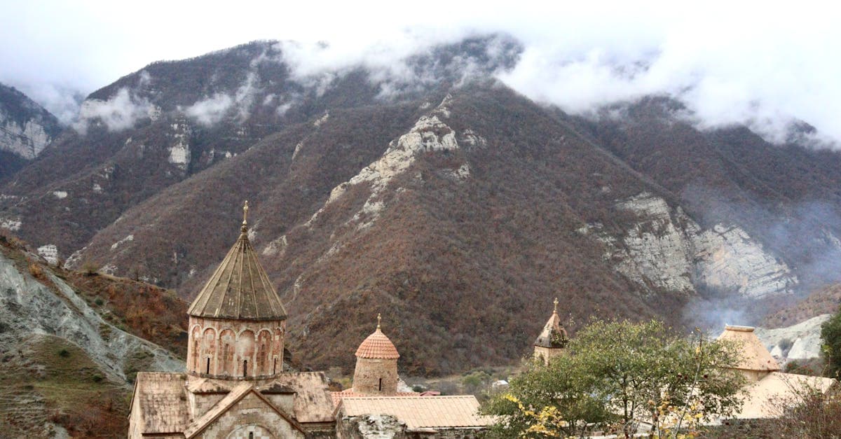 دير داديفانك التاريخي في أجواء ضبابية بين جبال أرمينيا، رحلة يومية ضمن باقة سياحية أرمينيا