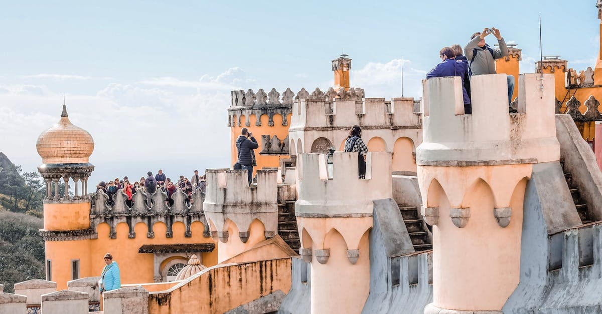 Turistas no Palácio da Pena em Sintra, Portugal, destino acessível com eSIM Europa para brasileiros