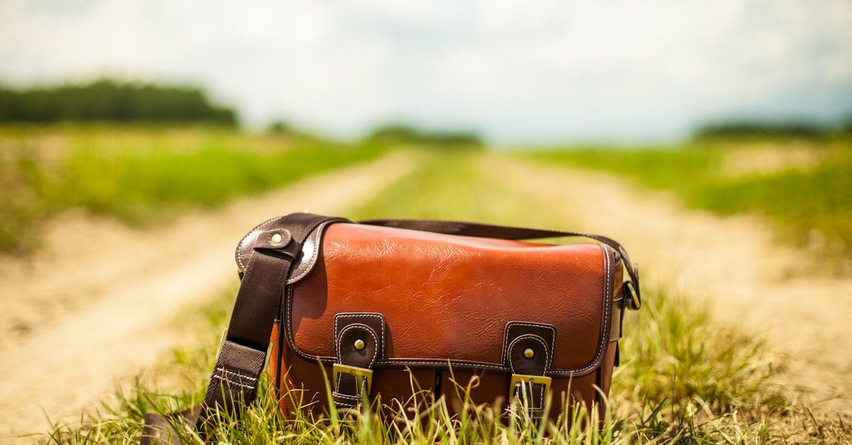 Brun läderportfölj på landsväg representerar att hålla sig uppkopplad och redo under resan.