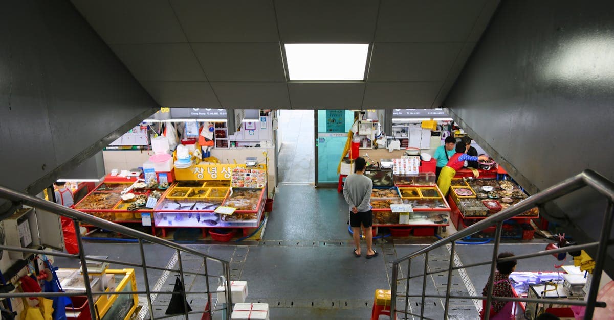 부산 골목 탐방의 명소인 자갈치시장 계단에서 본 해산물 판매대와 활기찬 시장