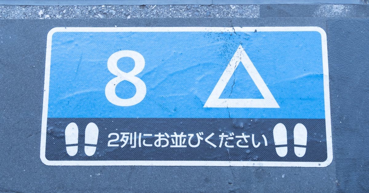 ヨーロッパ旅行1週間の旅費計画に役立つ、整然と並ぶ番号付きの案内サイン