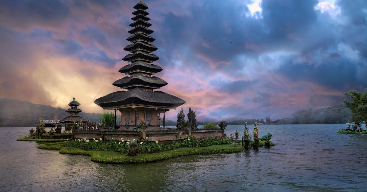 Ulun Danu Bratan Tapınağı'nın alacakaranlıkta göle yansıması, Bali'de eSIM veri seçenekleri