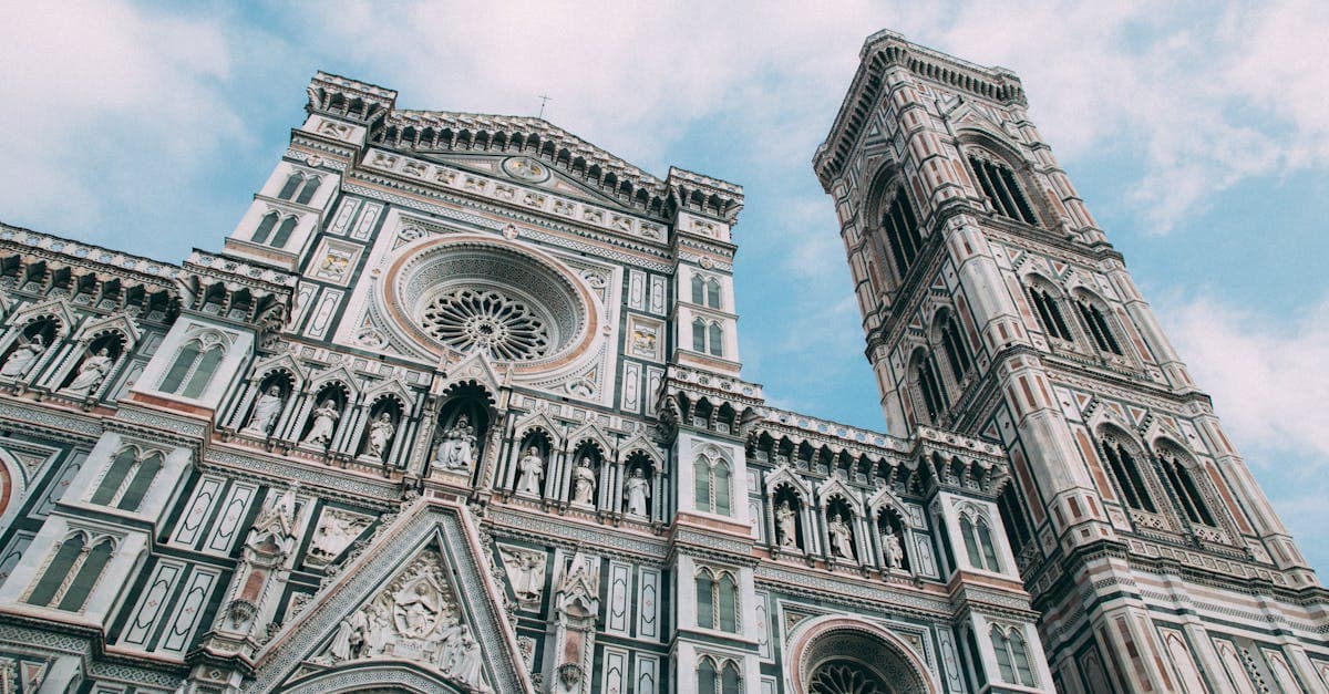 Florenz Dom mit verzierter Fassade und Glockenturm, Italien Sehenswürdigkeit unter blauem Himmel