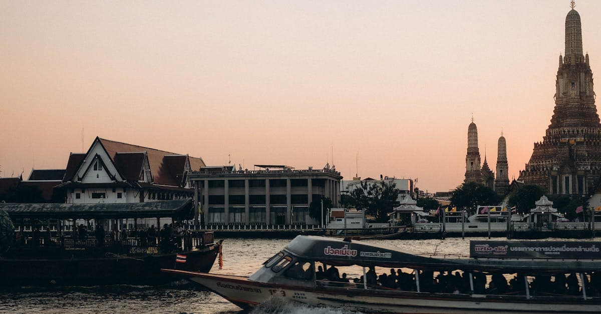 Wat Arun tempel bij zonsondergang Bangkok, beste esim buitenland kiezen voor Aziatische bestemmingen.