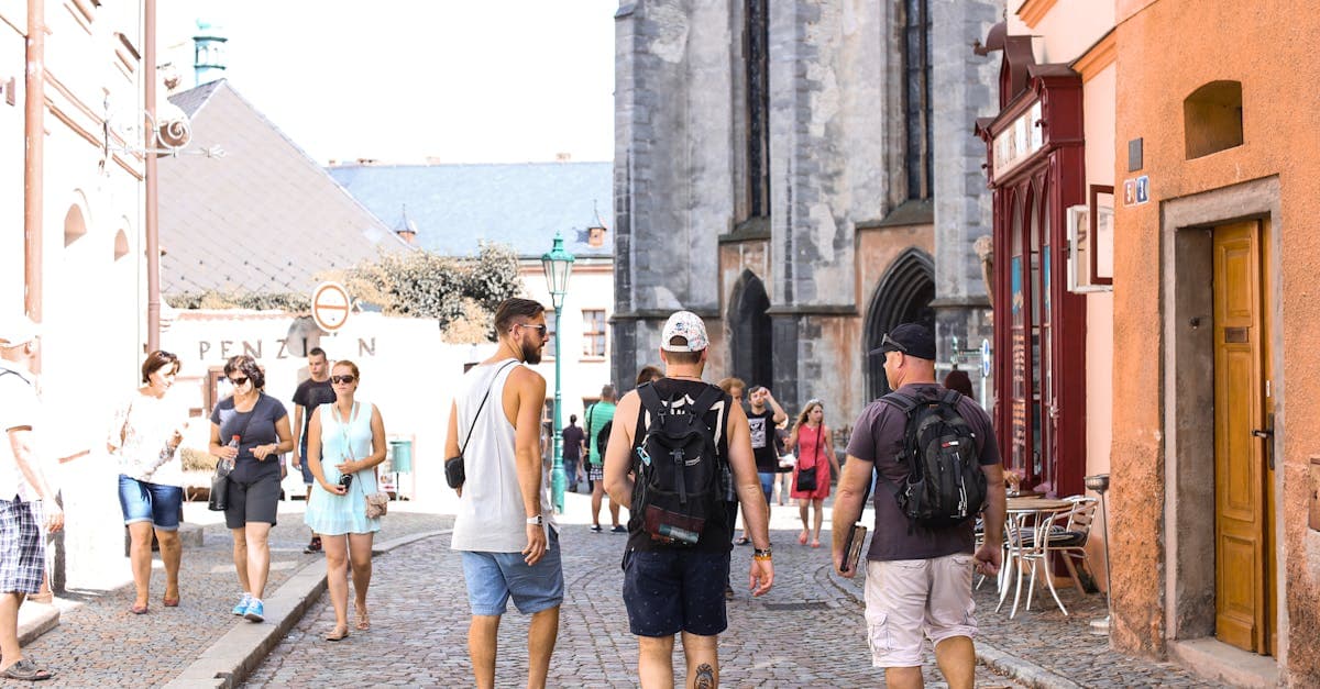 Turistfylld kullerstensväg i historisk europeisk stadskärna under en gratis free walking tour stockholm