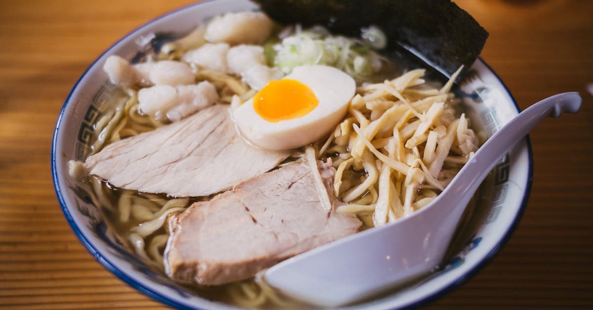 Ramen autentico con maiale e uovo, imperdibile su cosa mangiare in giappone in 30 piatti